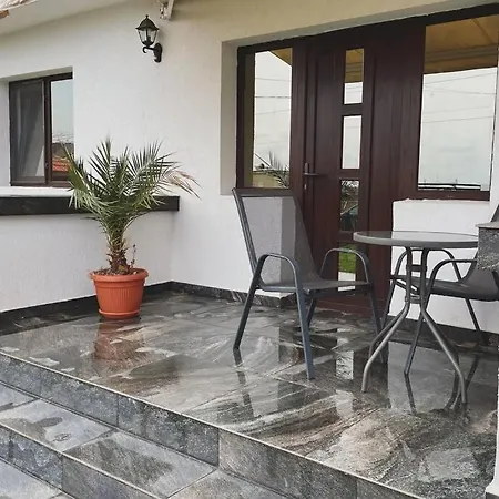 Casa Intreaga Cu Gradina Si Foisor Privat - Bychoice